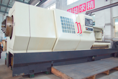 同社は自動生産ラインを調整しています